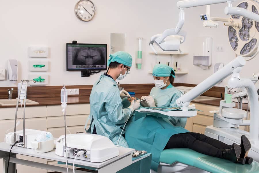 Dr. Tóka fogászati implantátum beültetés
